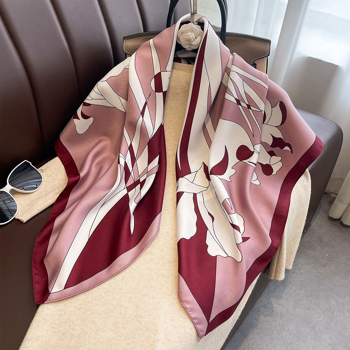 Ascot Neck Scarf - ผ้าพันคอสี่เหลี่ยมหรูหรา ขนาด 90*90 ซม. ผ้าทวิลล์เนื้อสัมผัสคล้ายไหม พิมพ์ลายดอกไม้