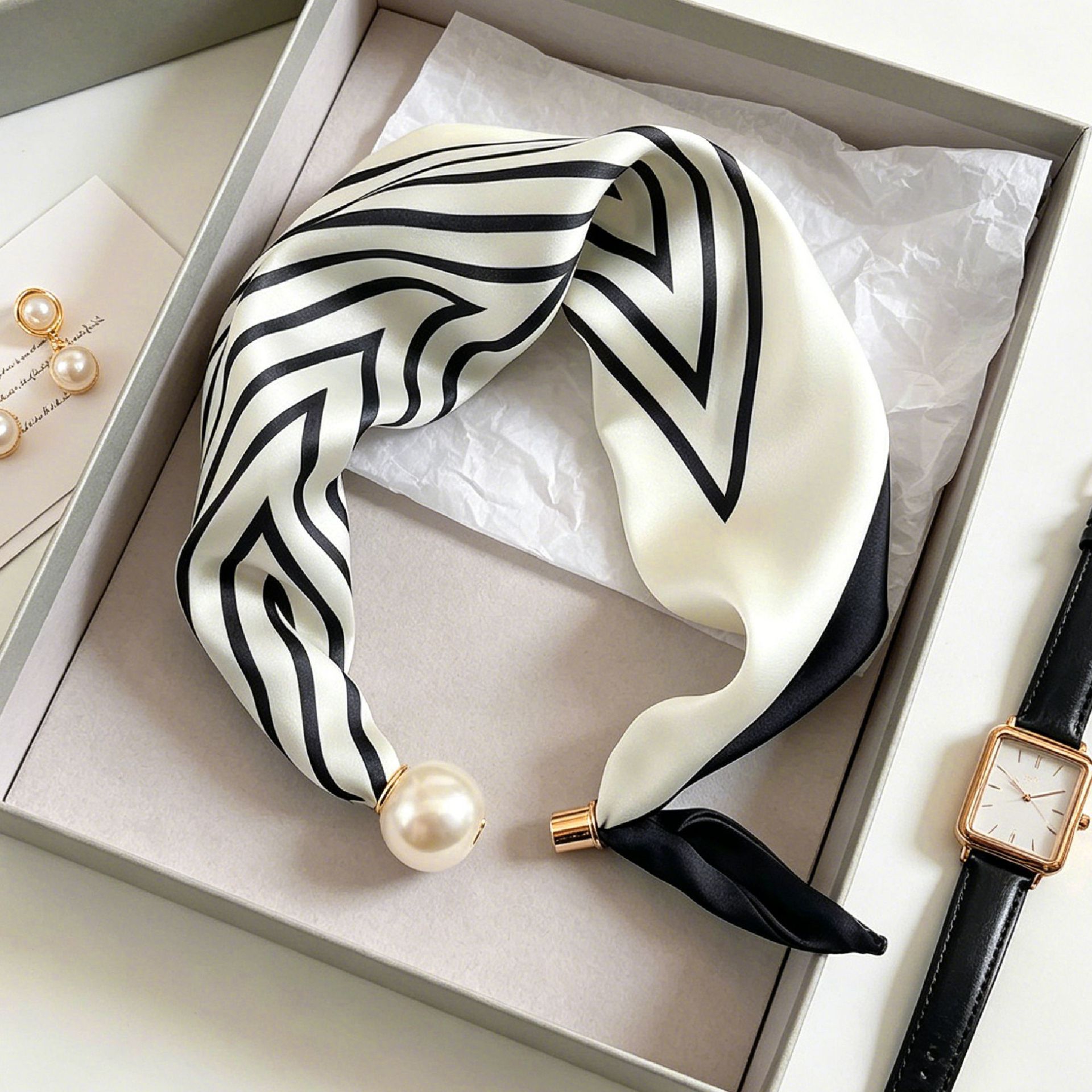 Ascot Neck Scarf - ผ้าพันคอไข่มุกลายเส้นสุดหรูสำหรับผู้หญิง แฟชั่นทันสมัย พร้อมตัวล็อคแม่เหล็ก ใช้งานสะดวก ประดับหางไข่มุก ดีไซน์สวยงาม