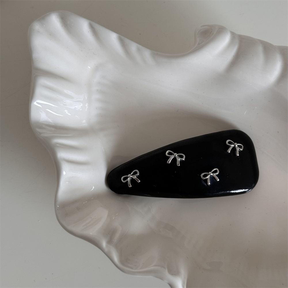 กิ๊บติดผมหนังรูปโบว์เล็กสีเงิน - Tie Clip Silver บทวิจารณ์และราคา